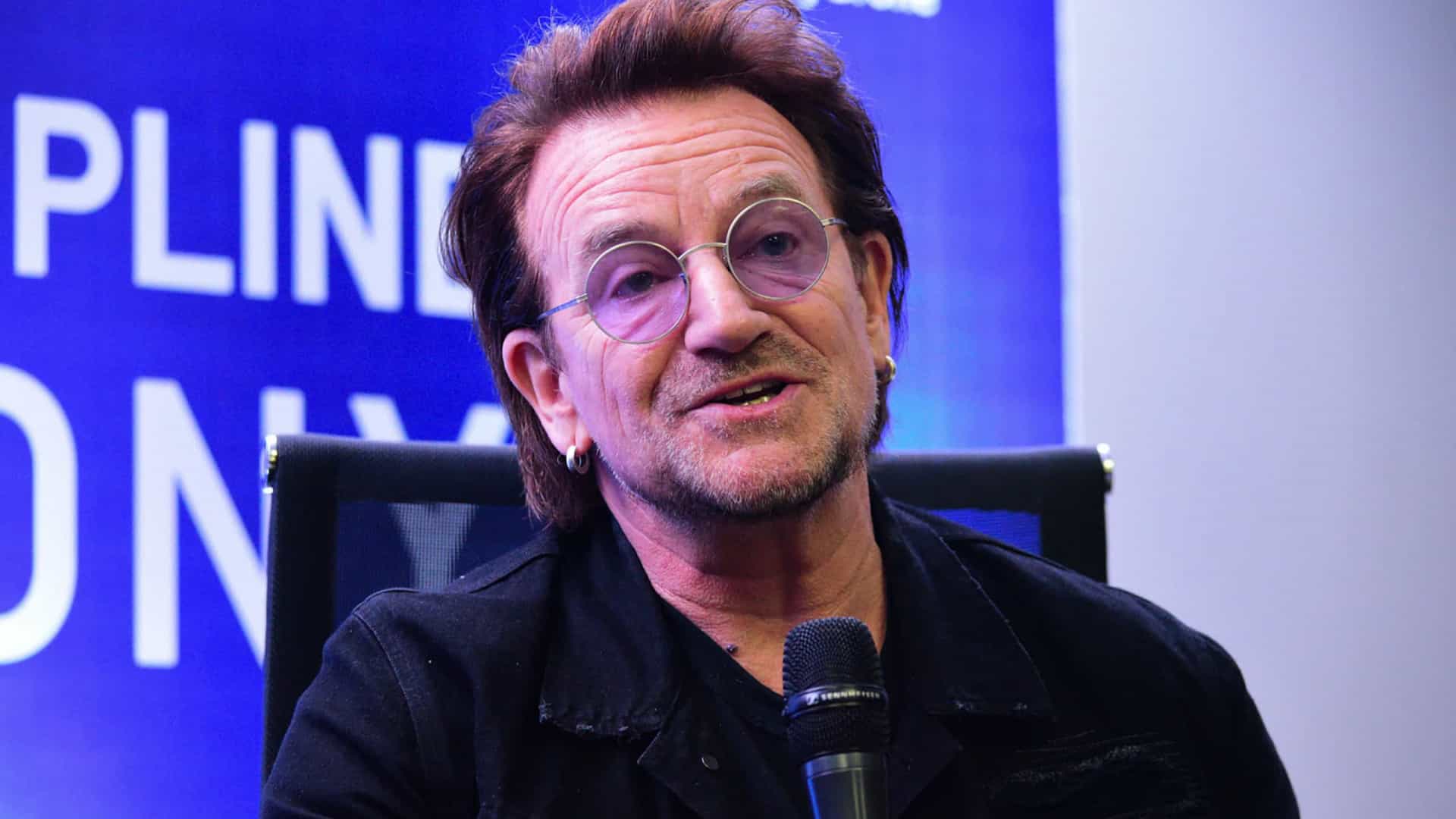 Bono diz ter vergonha de maioria das músicas do U2