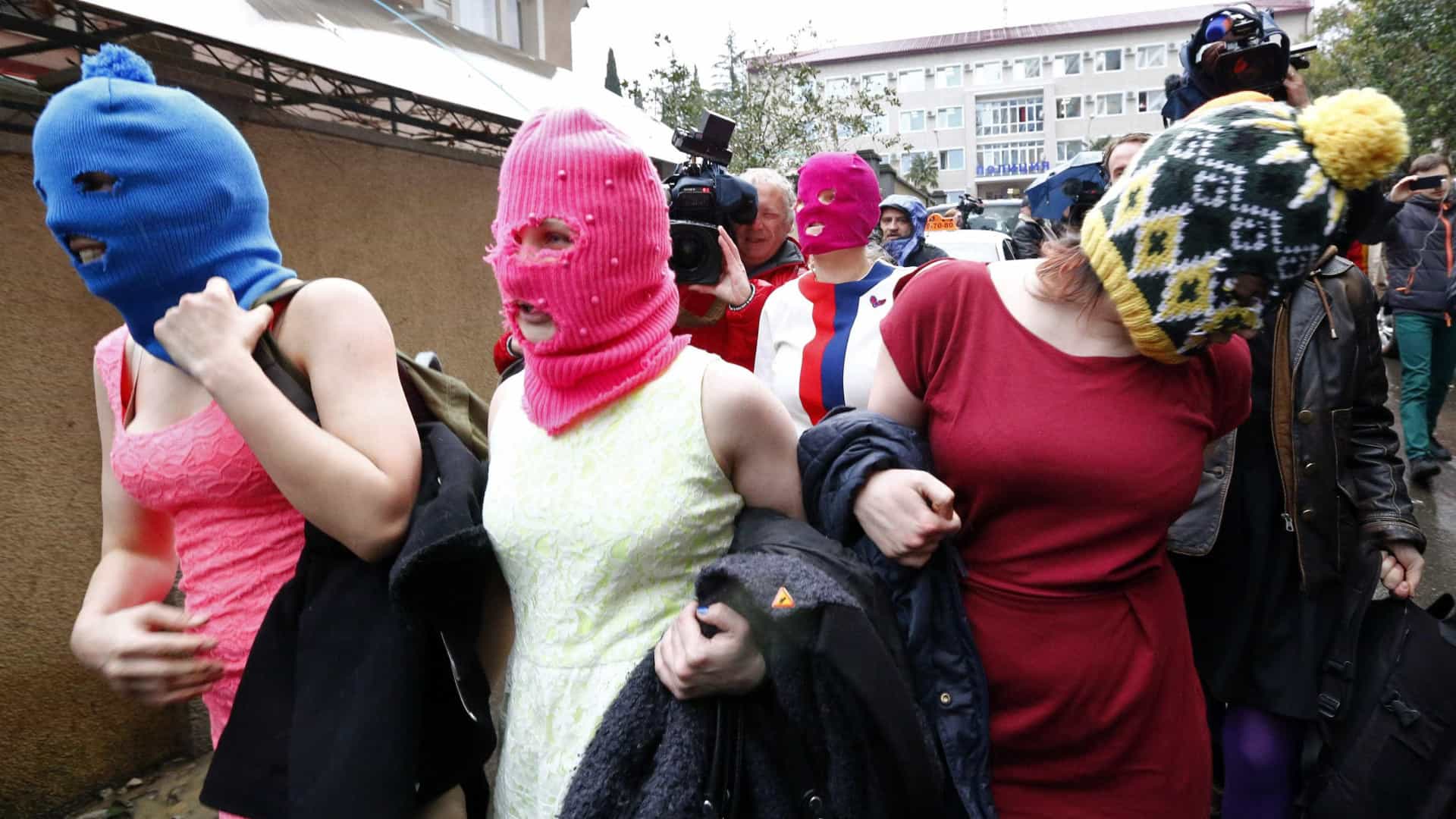 Pussy Riot e outros artistas anti-Putin têm 'Z' pichado na porta de suas casas