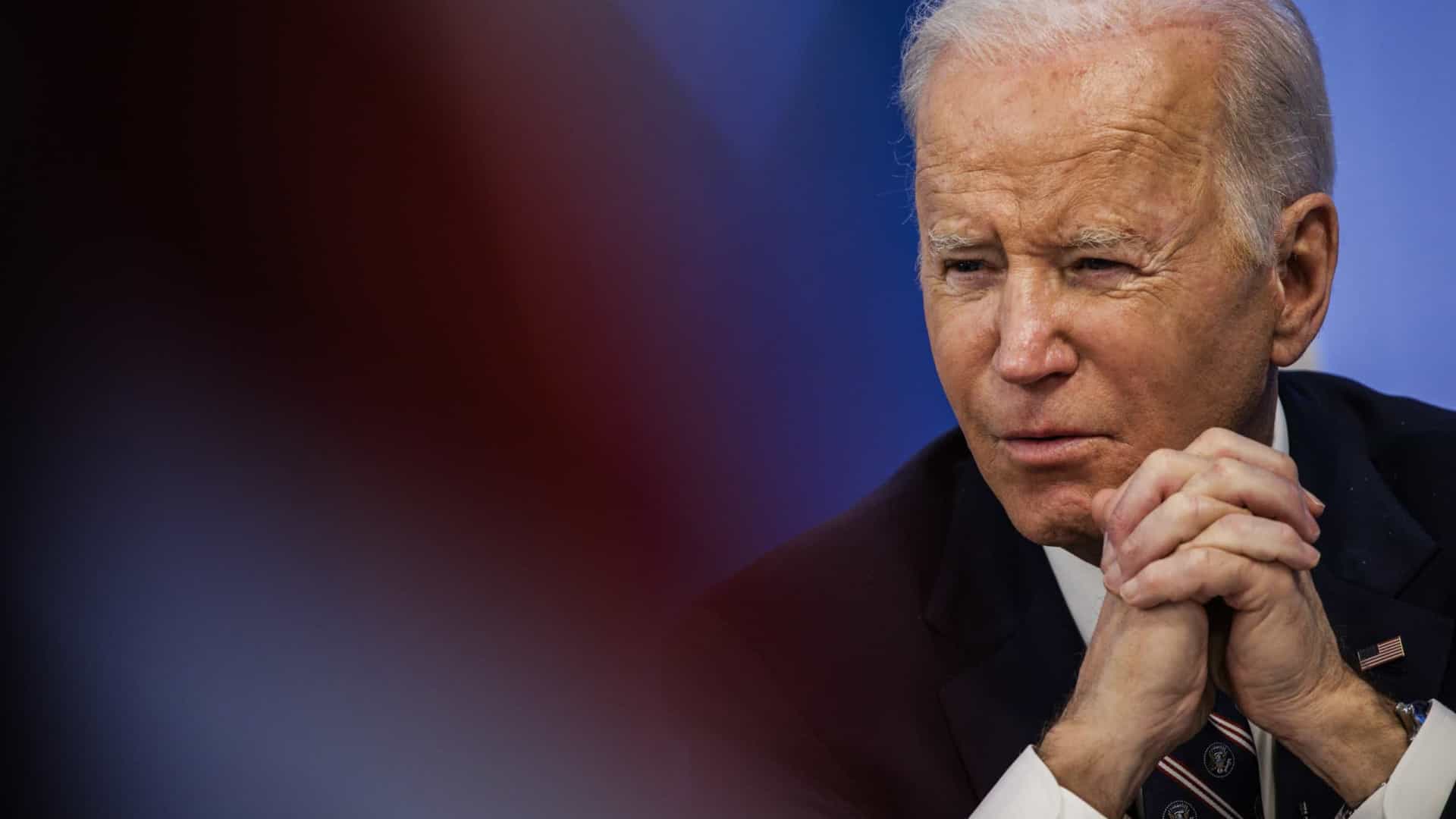 Biden anuncia fechamento do espaço aéreo para aviões da Rússia