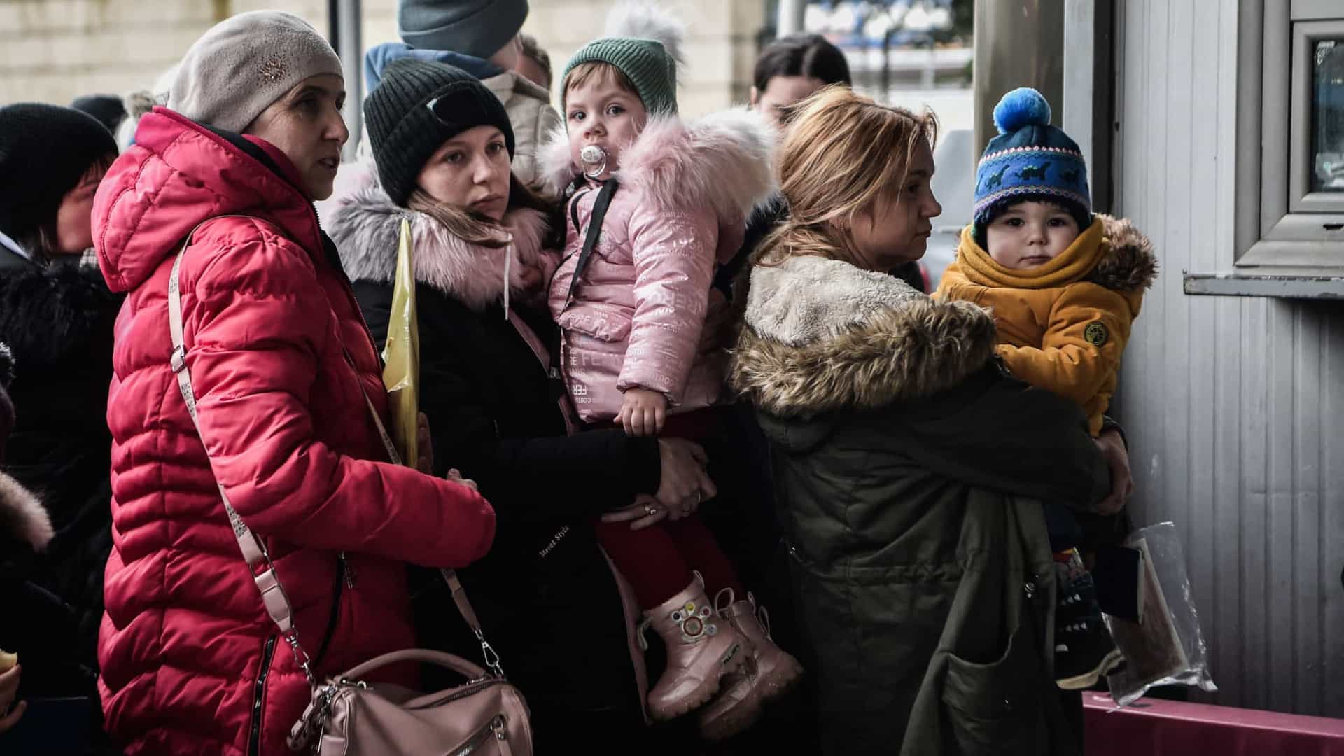 Ucrânia vive 'crise de refugiadas' com homens proibidos de deixar país