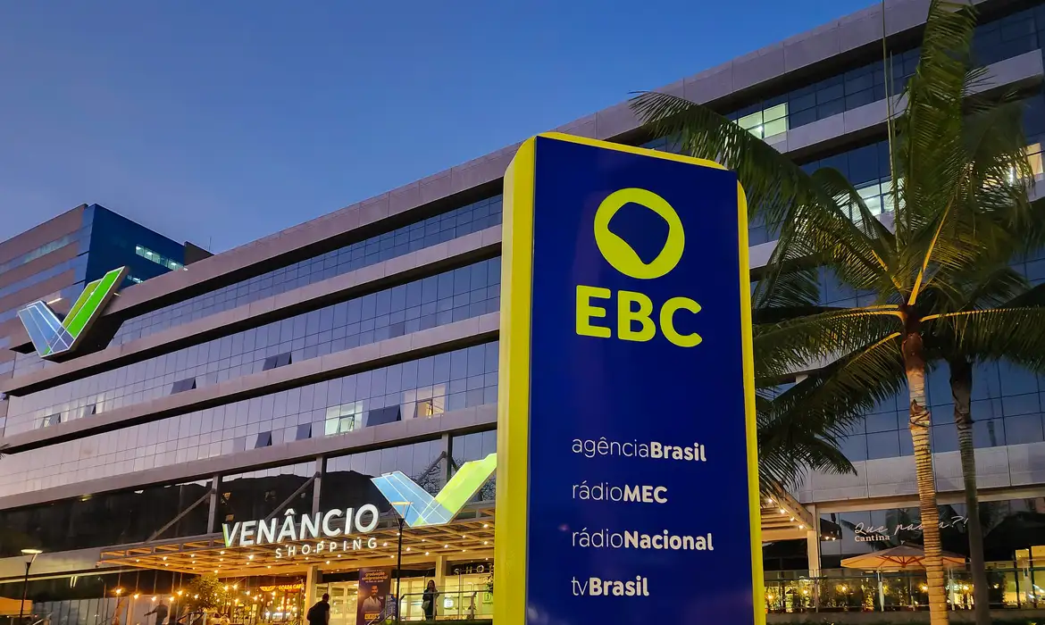 Crise na estatal de comunicação expõe conflito entre as demandas presidenciais e os severos cortes orçamentários no governo Lula.