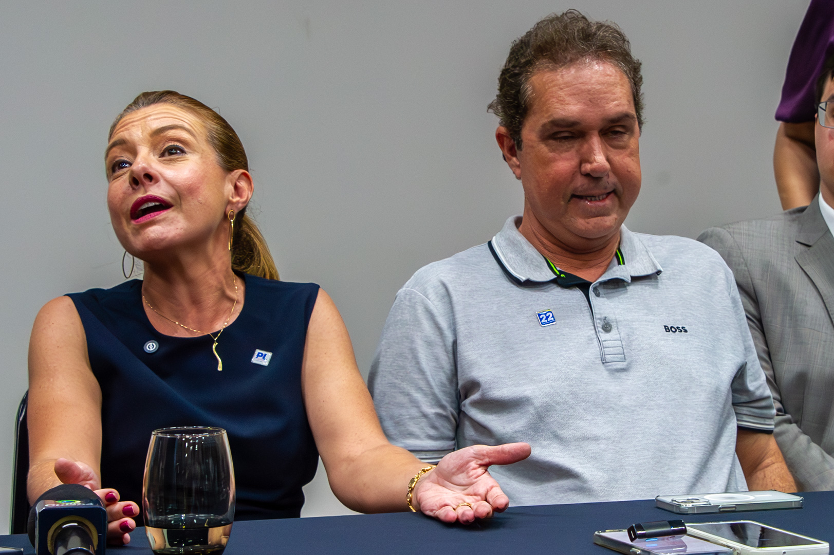 A fachada do Pronto-Socorro de Várzea Grande contrasta com a celebração do aumento de arrecadação, simbolizando a distância entre a receita fiscal e a qualidade dos serviços essenciais.