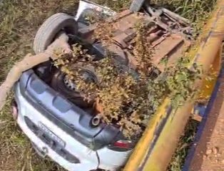 Equipe de resgate presta os primeiros socorros a vítimas de capotamento na Rodovia Transpantaneira, em Mato Grosso.
