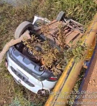 Equipe de resgate presta os primeiros socorros a vítimas de capotamento na Rodovia Transpantaneira, em Mato Grosso.