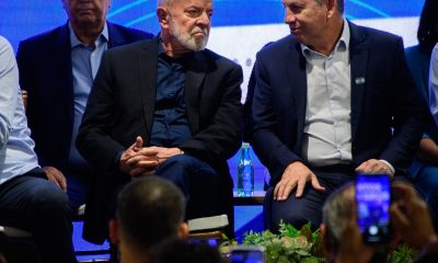 O presidente Lula e o diretor-geral da Abin, Luiz Fernando Corrêa, em um contexto de tensão institucional após o indiciamento do chefe da agência pela Polícia Federal.