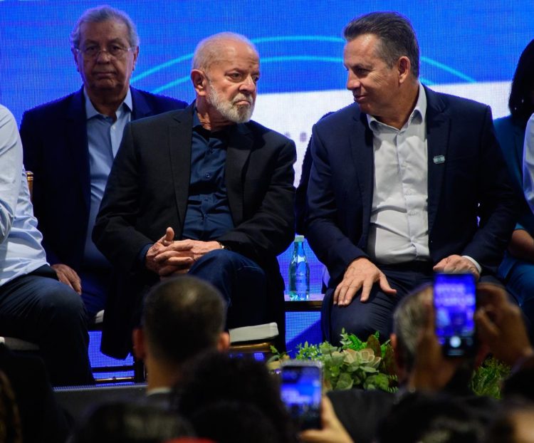 O presidente Lula e o diretor-geral da Abin, Luiz Fernando Corrêa, em um contexto de tensão institucional após o indiciamento do chefe da agência pela Polícia Federal.
