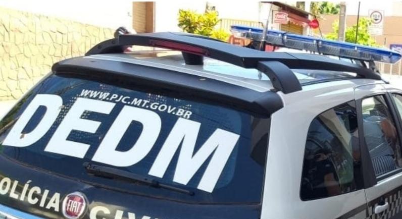 Homem é preso em Cuiabá após ameaçar companheira, que o denunciou enquanto recebia novas intimidações por mensagem na delegacia.
