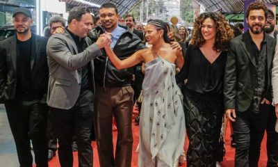 O diretor Bruno Bini e a equipe de 'Cinco Tipos de Medo' celebram a vitória histórica com os quatro troféus Kikito no 53º Festival de Cinema de Gramado.