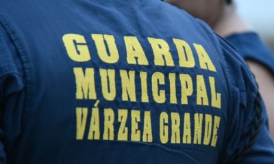 Tráfego intenso em avenida de Várzea Grande durante o horário de pico matinal, refletindo os desafios diários de mobilidade urbana na cidade.
