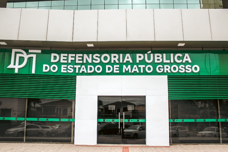 Defensoria Pública de Mato Grosso implementa auxílio-creche de R$ 700 para servidores e defensores, um novo benefício que se soma a salários que já podem ultrapassar R$ 44 mil.