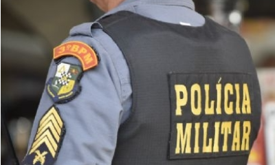 Jovem de 26 anos relata agressão ao tentar buscar pertences em Várzea Grande; suspeito alega que agiu para se defender e proteger os netos de suposta negligência.