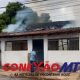 Suspeito usou identidade falsa de "policial traída" para ameaçar vítima antes de atear fogo em residência. Depoimentos e mensagens de WhatsApp revelam a premeditação e o terror impostos à família.