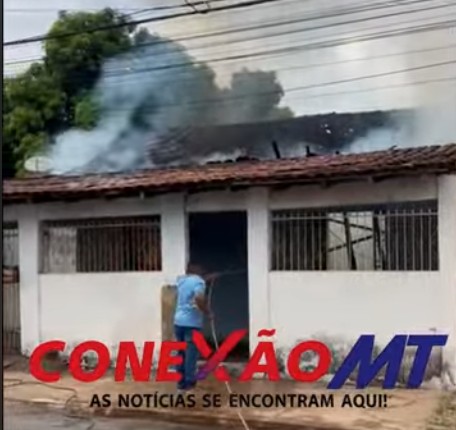 Suspeito usou identidade falsa de "policial traída" para ameaçar vítima antes de atear fogo em residência. Depoimentos e mensagens de WhatsApp revelam a premeditação e o terror impostos à família.