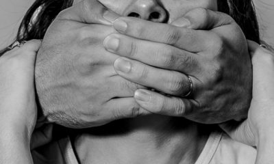 Suspeito, com histórico criminal extenso, teria se enfurecido ao ver mensagens no celular da vítima; em depoimento, mulher de 19 anos detalhou as mais de 18 horas de terror.