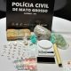 Policiais civis desenterram pacotes de drogas no quintal de uma casa em Cáceres durante a Operação Continuum.