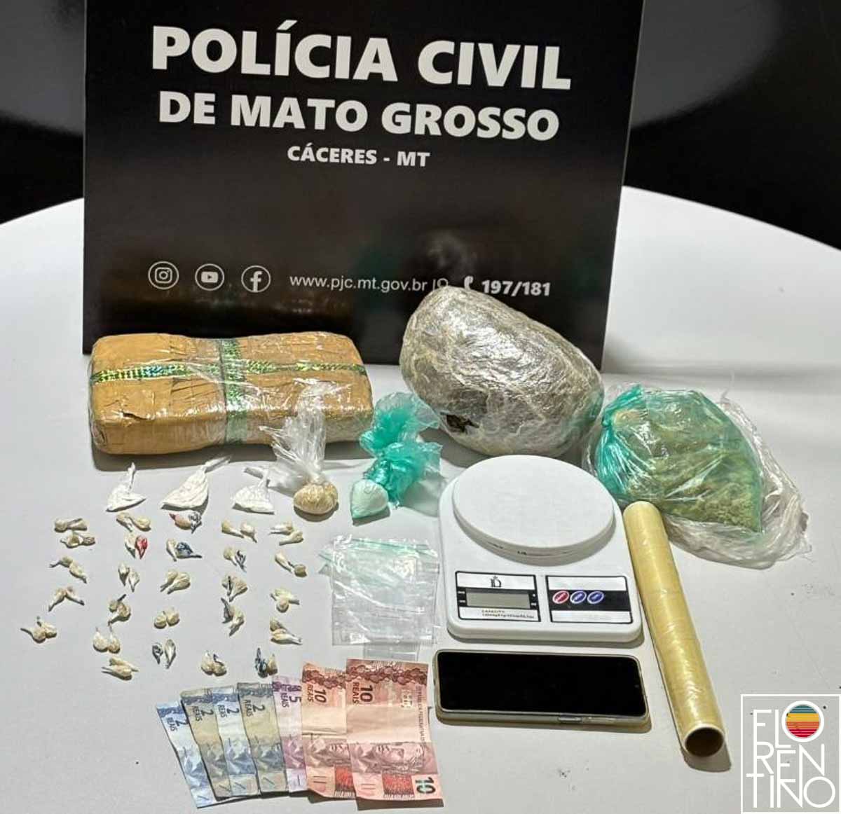 Policiais civis desenterram pacotes de drogas no quintal de uma casa em Cáceres durante a Operação Continuum.