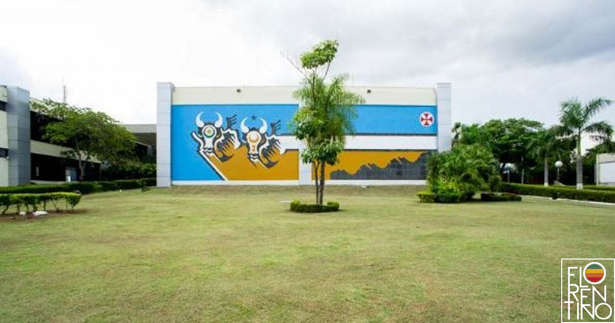Câmera de segurança instalada em poste de iluminação pública monitorando uma estrada no interior de Mato Grosso