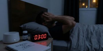 A "tempestade perfeita" das 3h da manhã envolve a queda da melatonina e a subida do cortisol