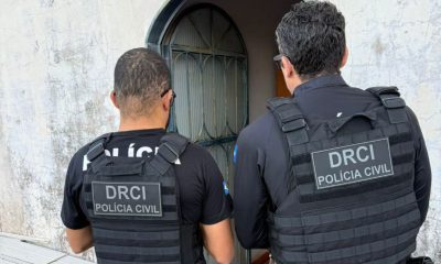 Agentes de segurança cumprem mandados de busca e apreensão de equipamentos eletrônicos para apagar materiais de abuso infantil.