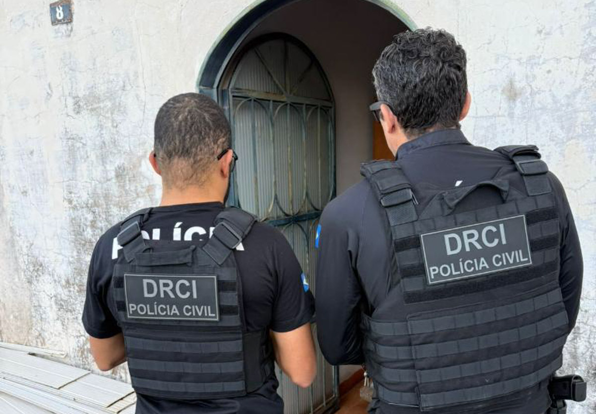 Agentes de segurança cumprem mandados de busca e apreensão de equipamentos eletrônicos para apagar materiais de abuso infantil.