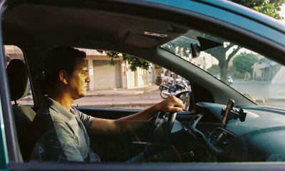 adesivo em carro de aplicativo