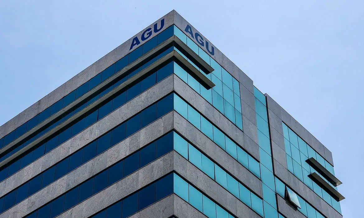 Fachada do edifício da AGU em Brasília vista de baixo; o órgão notificou o Google sobre falsos médicos de IA