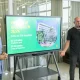 Prefeito Abilio Brunini em coletiva diante do painel da Prefeitura de Cuiabá; foto de arquivo ilustra texto sobre educação
