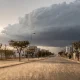 Avenida com poeira levantada pelo vento e nuvem escura de tempestade ao fundo, em ilustração sobre onda de calor