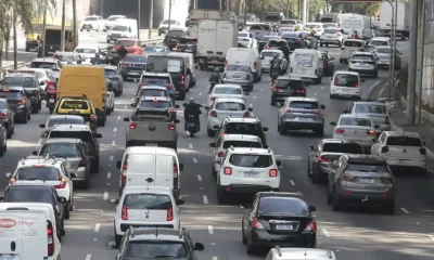 Carros, vans e motociclistas em avenida congestionada de várias faixas, em imagem sobre a CNH do Brasil