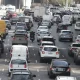 Carros, vans e motociclistas em avenida congestionada de várias faixas, em imagem sobre a CNH do Brasil