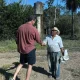 Aperto de mão em estrada de terra diante de caixa d'água enferrujada, em foto da reportagem sobre o baru em Mato Grosso