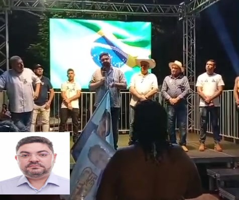 Homem discursa ao microfone em palco de reunião política; o vídeo é atribuído ao vice-prefeito de Peixoto de Azevedo